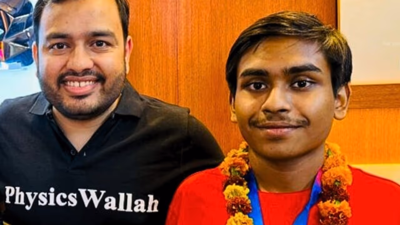 GATE 2025 Topper swarnava biswas air 1 success story GATE 2025 Topper swarnava biswas air 1 success story