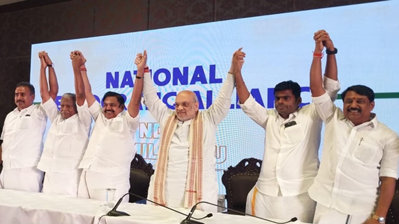 AIADMK BJP के बीच गठबंधन की घोषणा के बाद अमित शाह और अन्य नेता। AIADMK BJP के बीच गठबंधन की घोषणा के बाद अमित शाह और अन्य नेता।