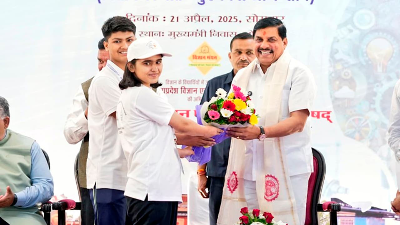 Mohan Yadav interaction with future scientists selected for the 17th Vigyan Manthan Yatra