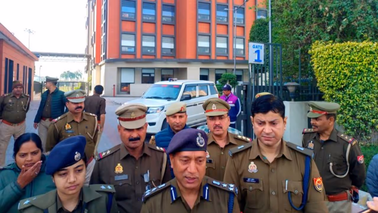 Delhi school bomb threat news 2025 Delhi school bomb threat news 2025