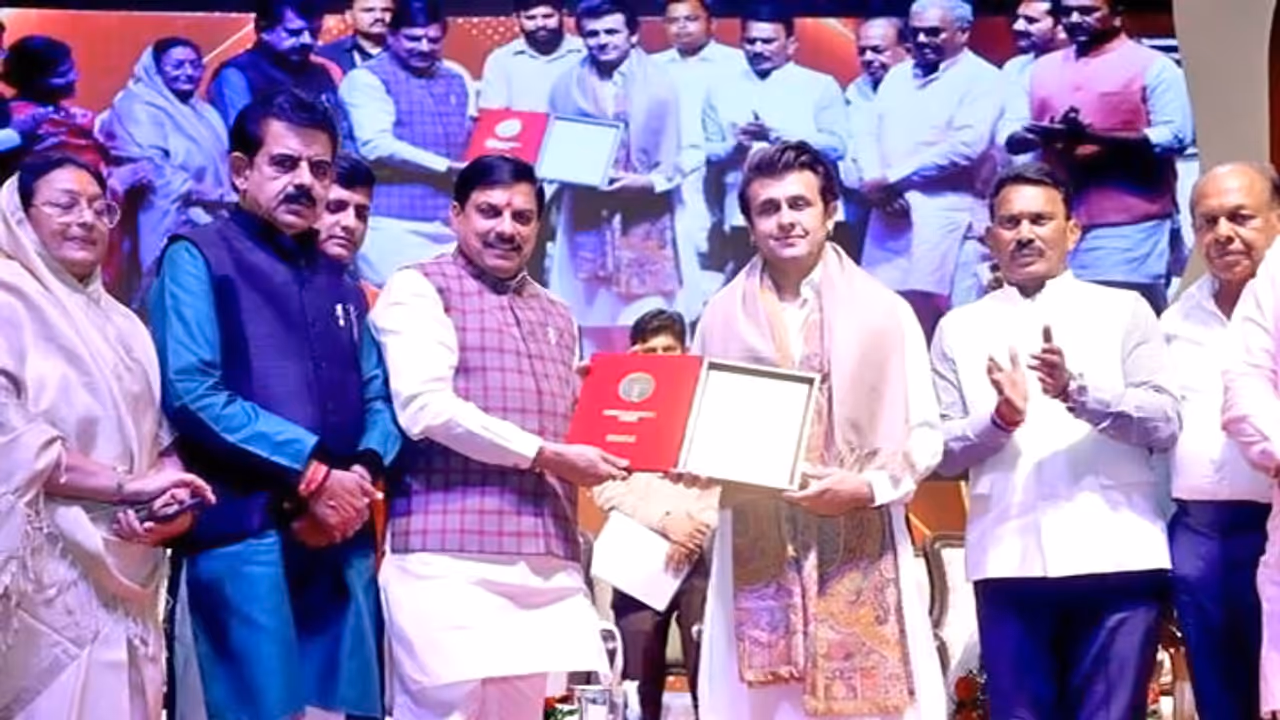 Indore Sonu Nigam receives National Lata Mangeshkar Award