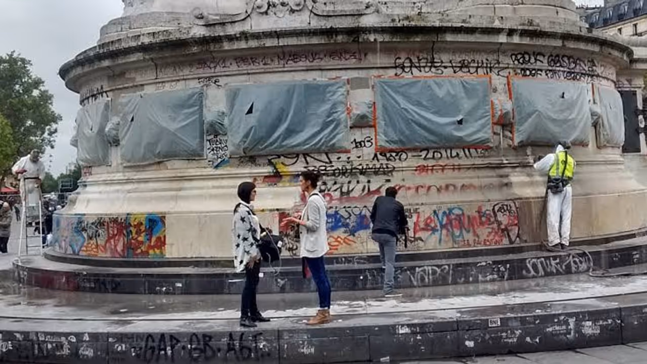 Residents Clean Paris Fountain By Hand After Riots Leave Rubbish Floating In Place De La République Residents Clean Paris Fountain By Hand After Riots Leave Rubbish Floating In Place De La République
