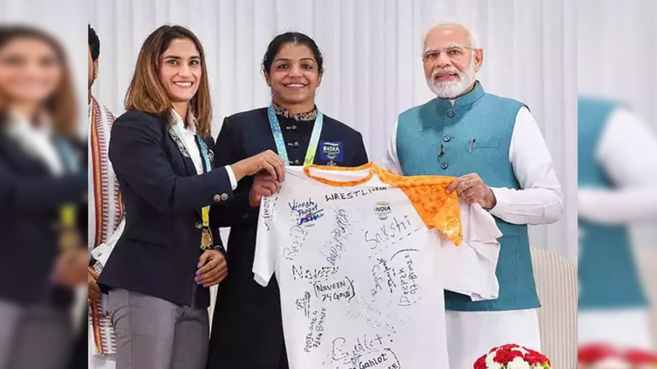 PM Modi with Sakshi Malik and Vinesh Phogat