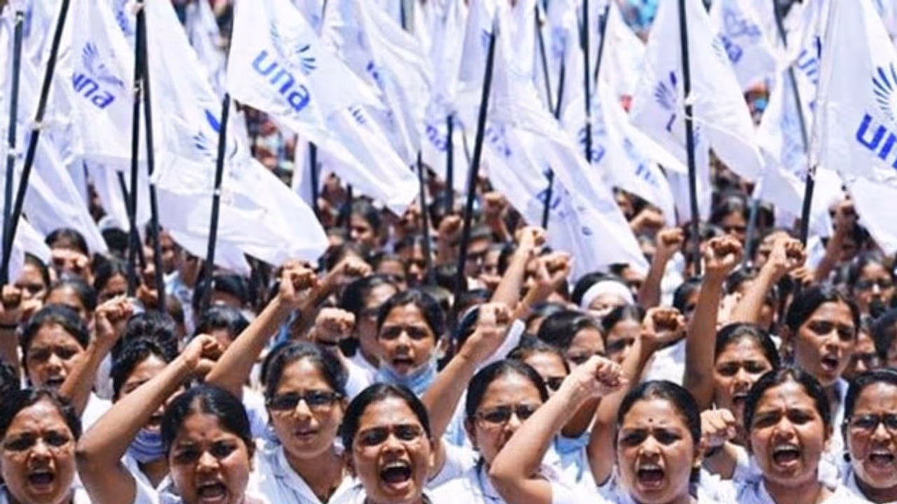 Nurses protesting in front of a private hospital in Kerala with UNA banners. Nurses protesting in front of a private hospital in Kerala with UNA banners.