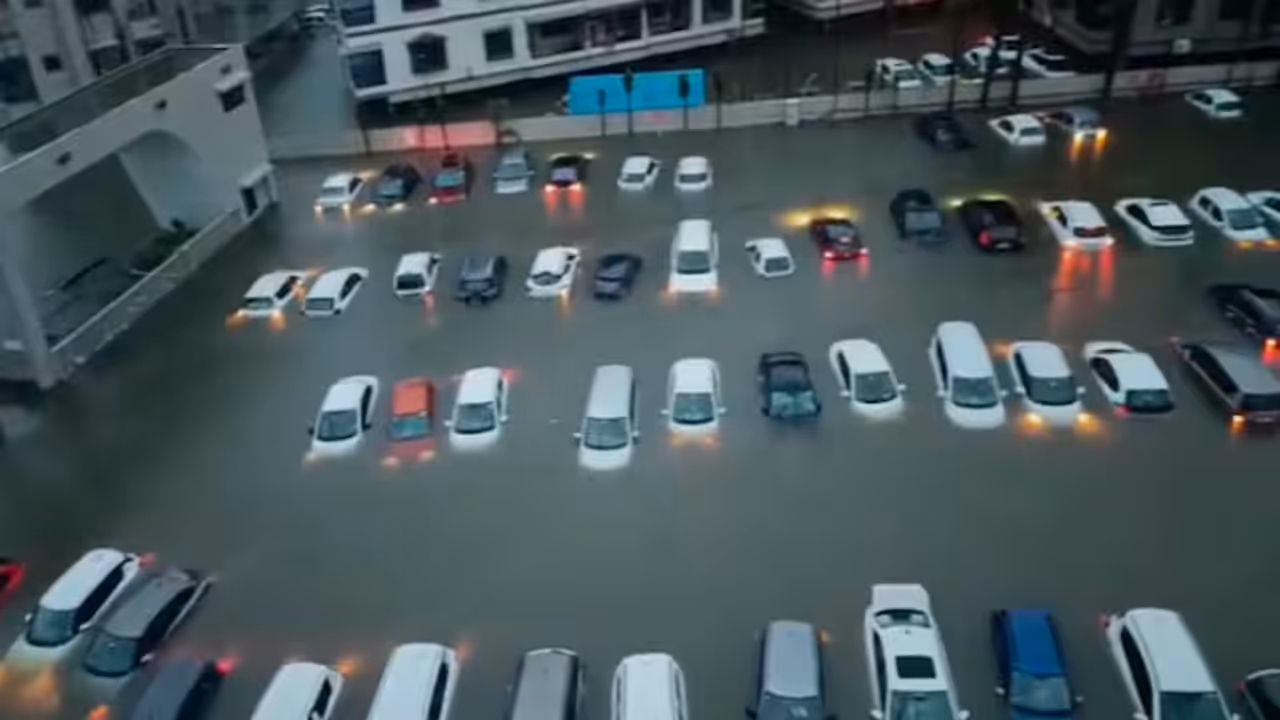 Over 50 Cars Disappear Beneath Floodwaters in Gujarat's Valsad, Chilling Video Goes Viral (WATCH) Over 50 Cars Disappear Beneath Floodwaters in Gujarat's Valsad, Chilling Video Goes Viral (WATCH)