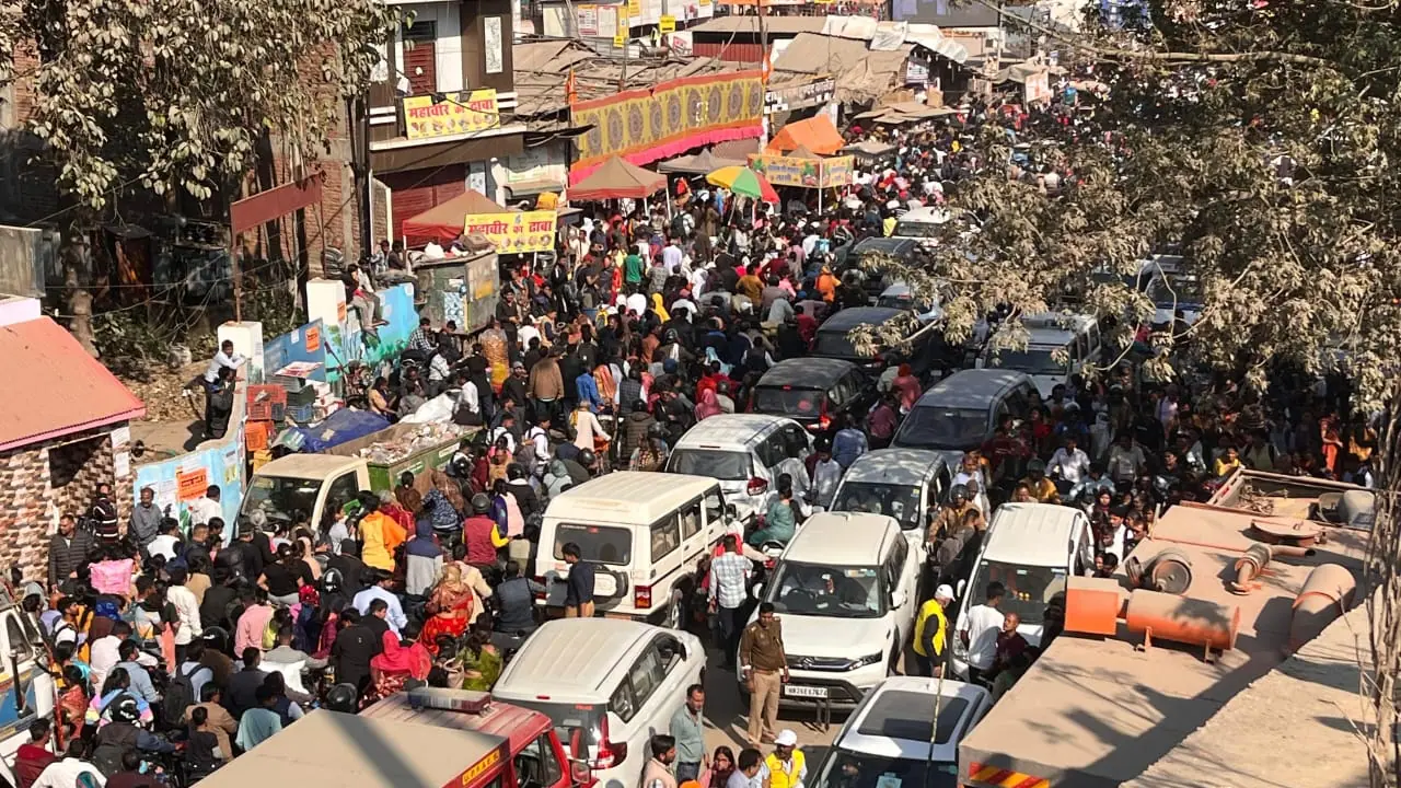 300 km traffic jam to Maha Kumbh vehicles reportedly stuck for nearly 48 hours bsm 300 km traffic jam to Maha Kumbh vehicles reportedly stuck for nearly 48 hours bsm
