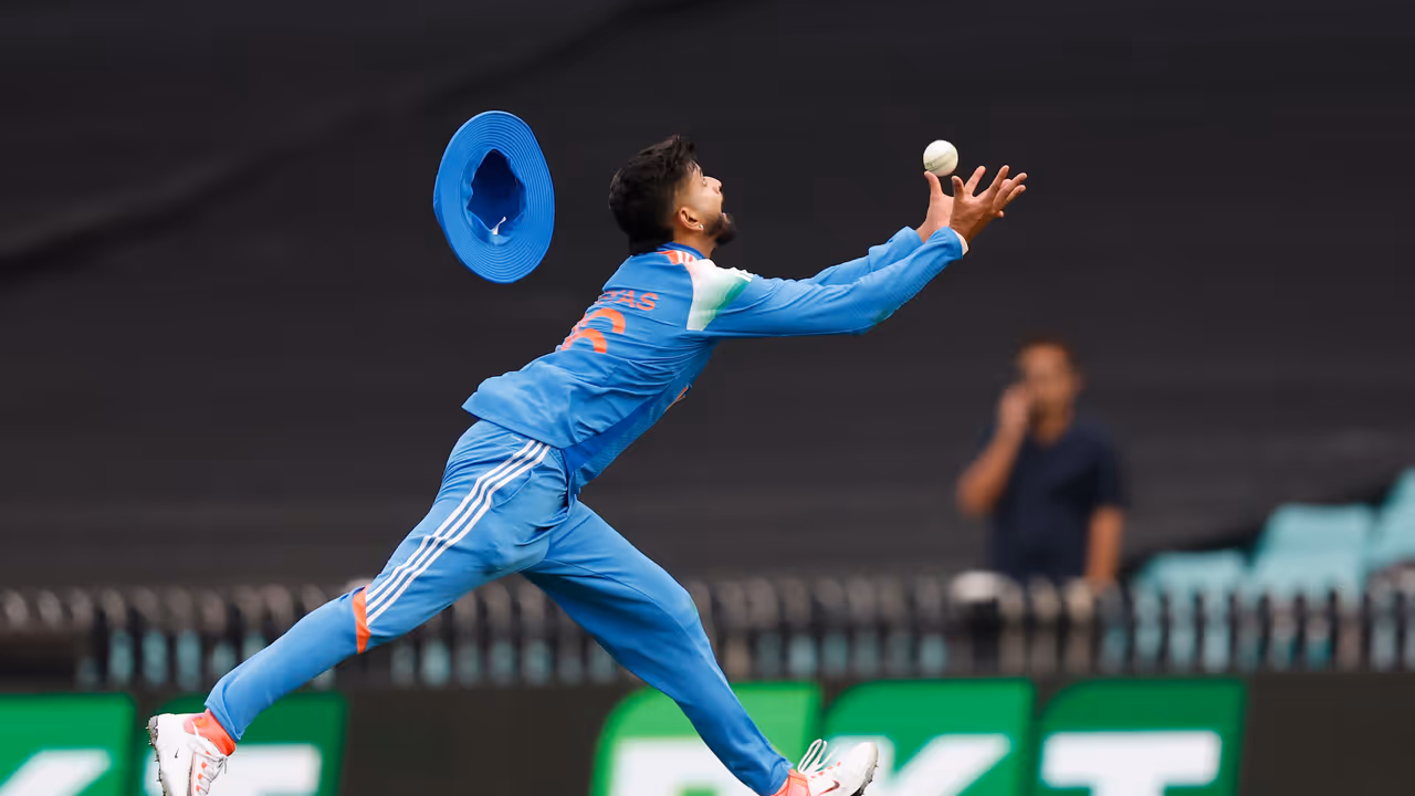 Shreyas Iyer takes a stunning catch to dismiss Alex Carey