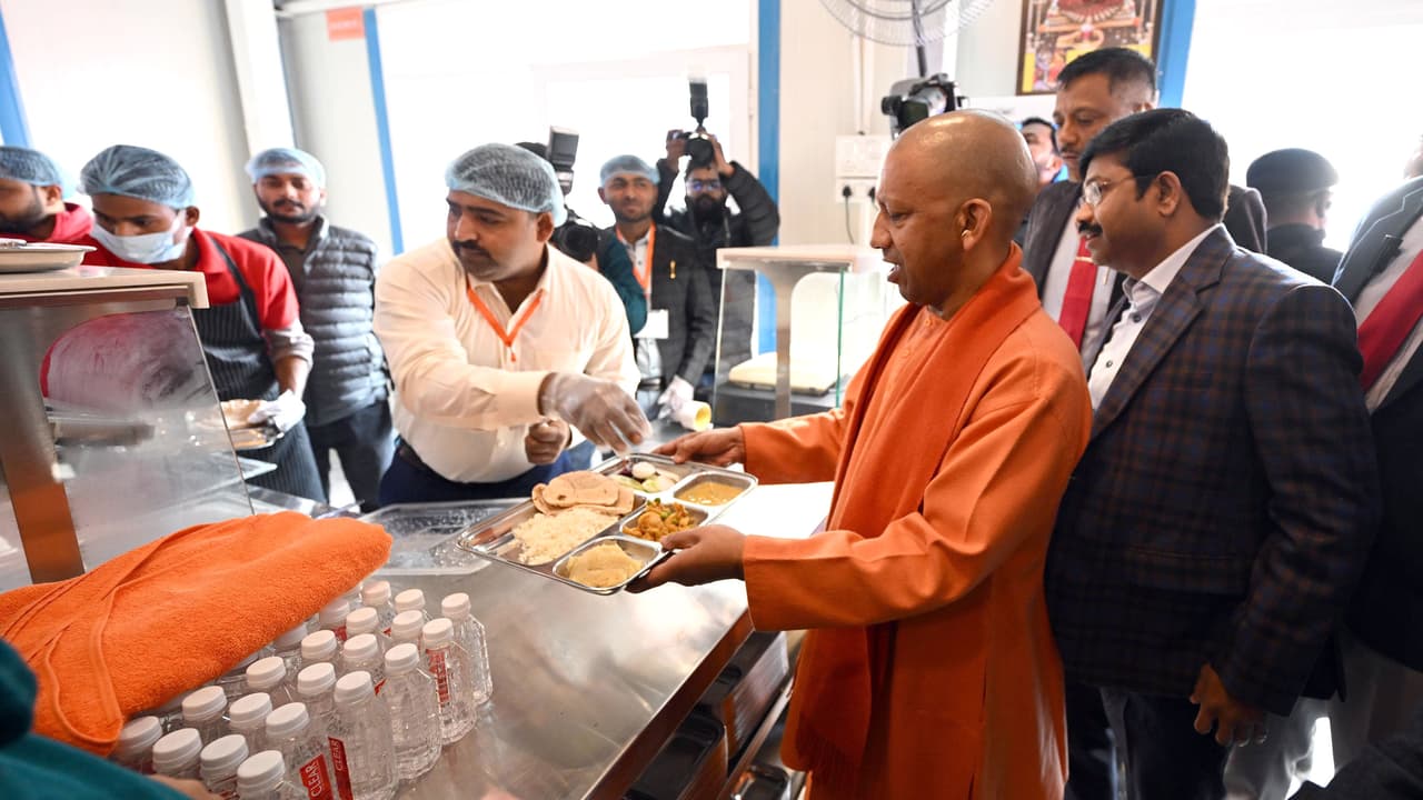 Yogi Adityanath arranged food for just Rs 9 at Mahakumbh under Maa ki rasoi Project bsm Yogi Adityanath arranged food for just Rs 9 at Mahakumbh under Maa ki rasoi Project bsm
