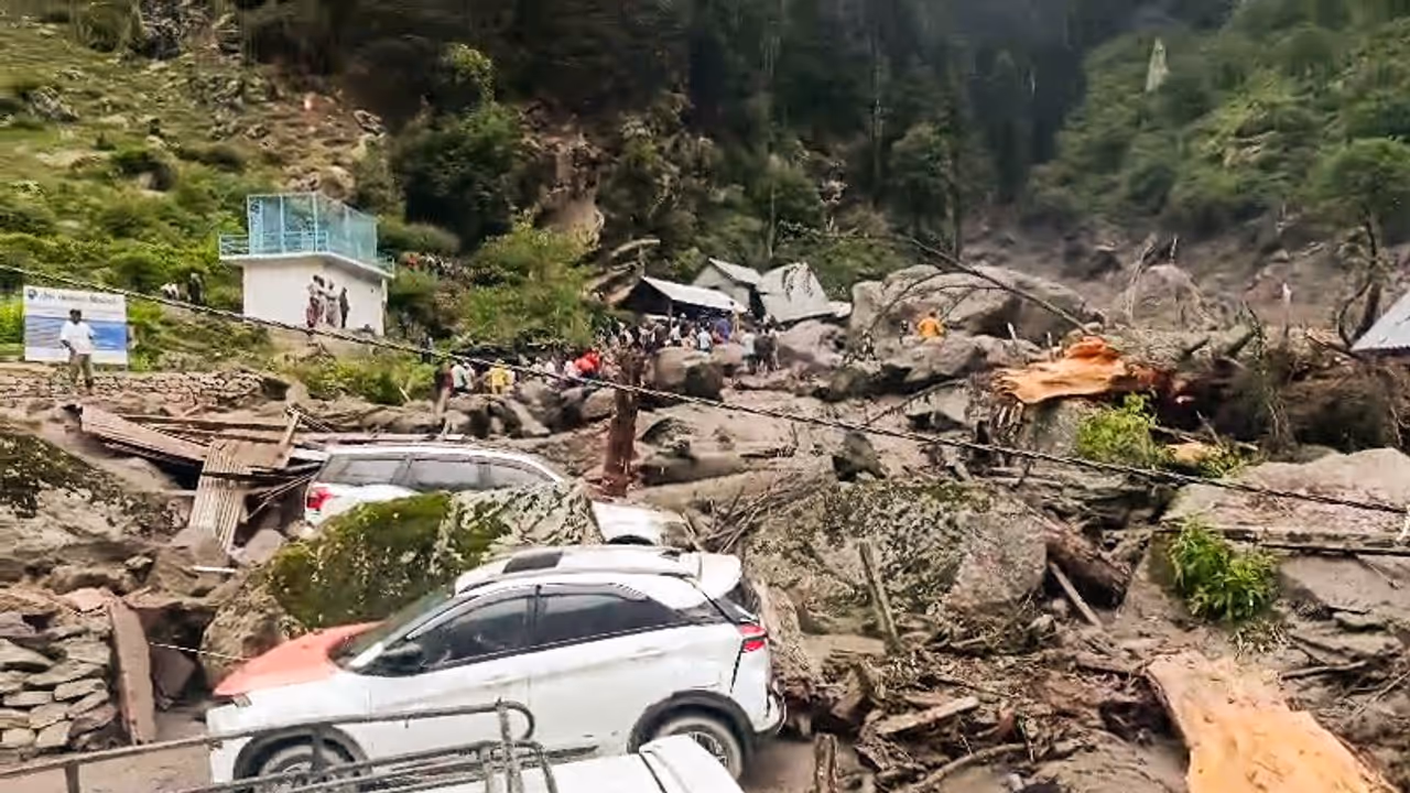 J&K | A flash flood has occurred at the Chashoti area in Kishtwar following a cloud burst J&K | A flash flood has occurred at the Chashoti area in Kishtwar following a cloud burst