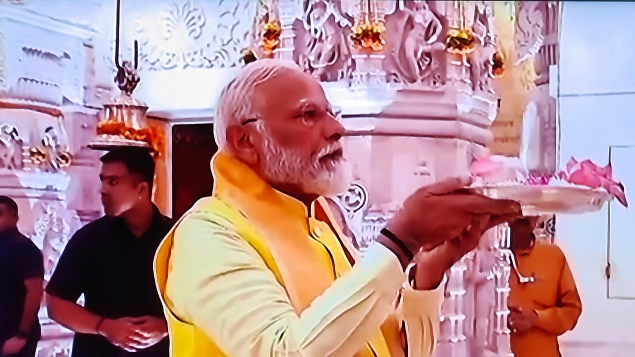 PM Narendra Modi performed puja at Ram temple mega roadshow in Ayodhya bsm PM Narendra Modi performed puja at Ram temple mega roadshow in Ayodhya bsm