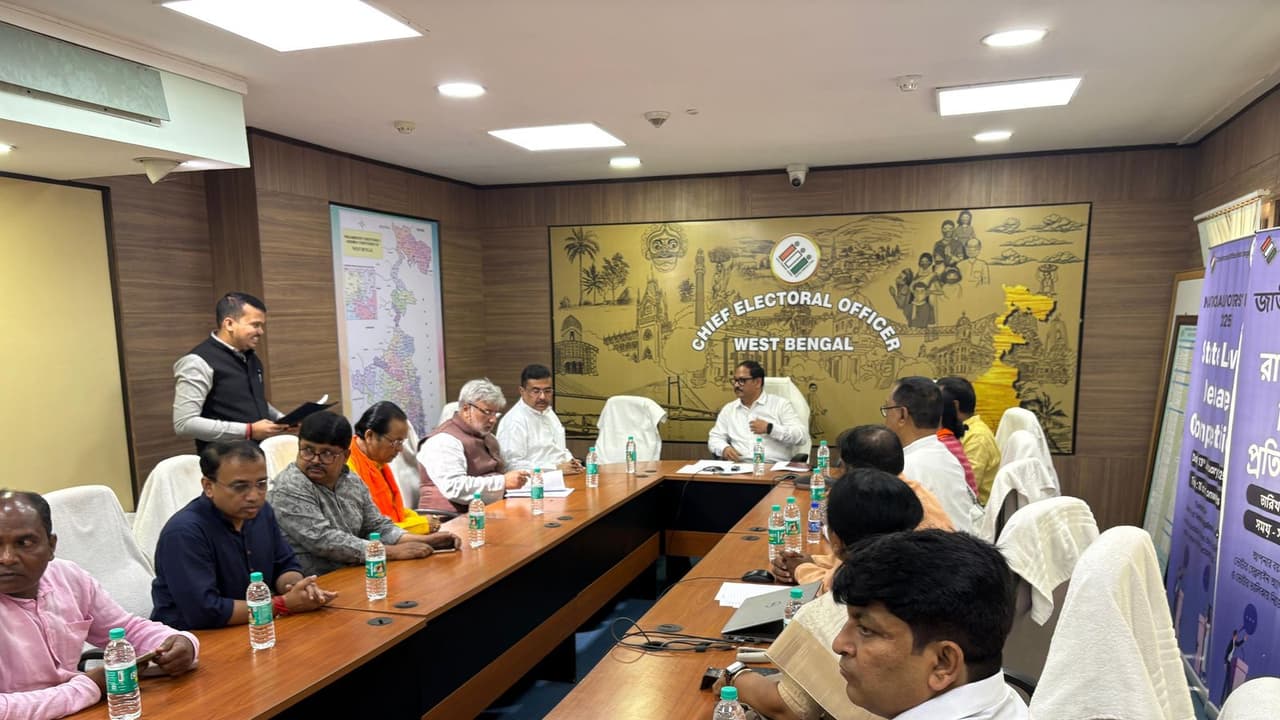 BJP leader with Suvendu Adhikari goes to Election Commission over voter list issue bsm BJP leader with Suvendu Adhikari goes to Election Commission over voter list issue bsm