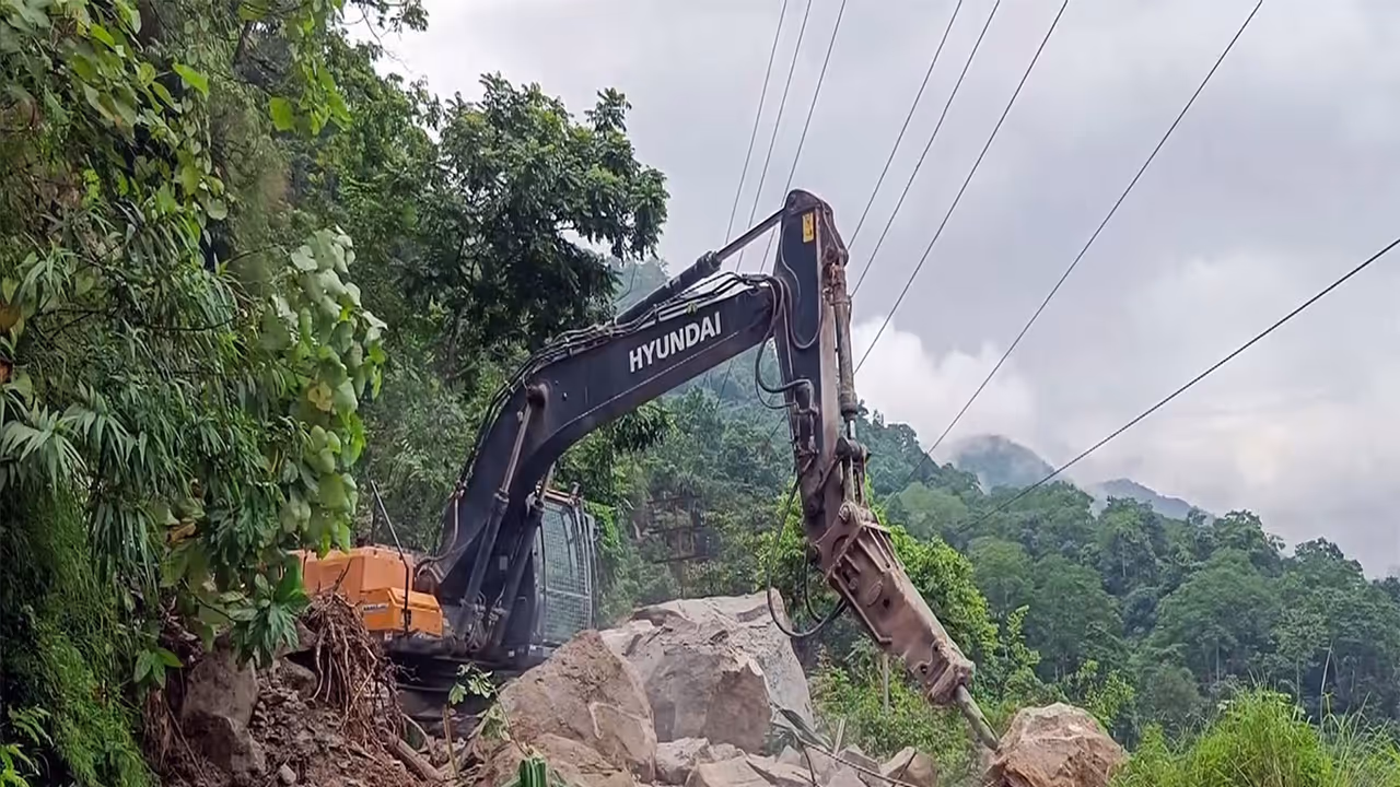 Kalimpong landslides disrupt traffic amid heavy rain in West Bengal