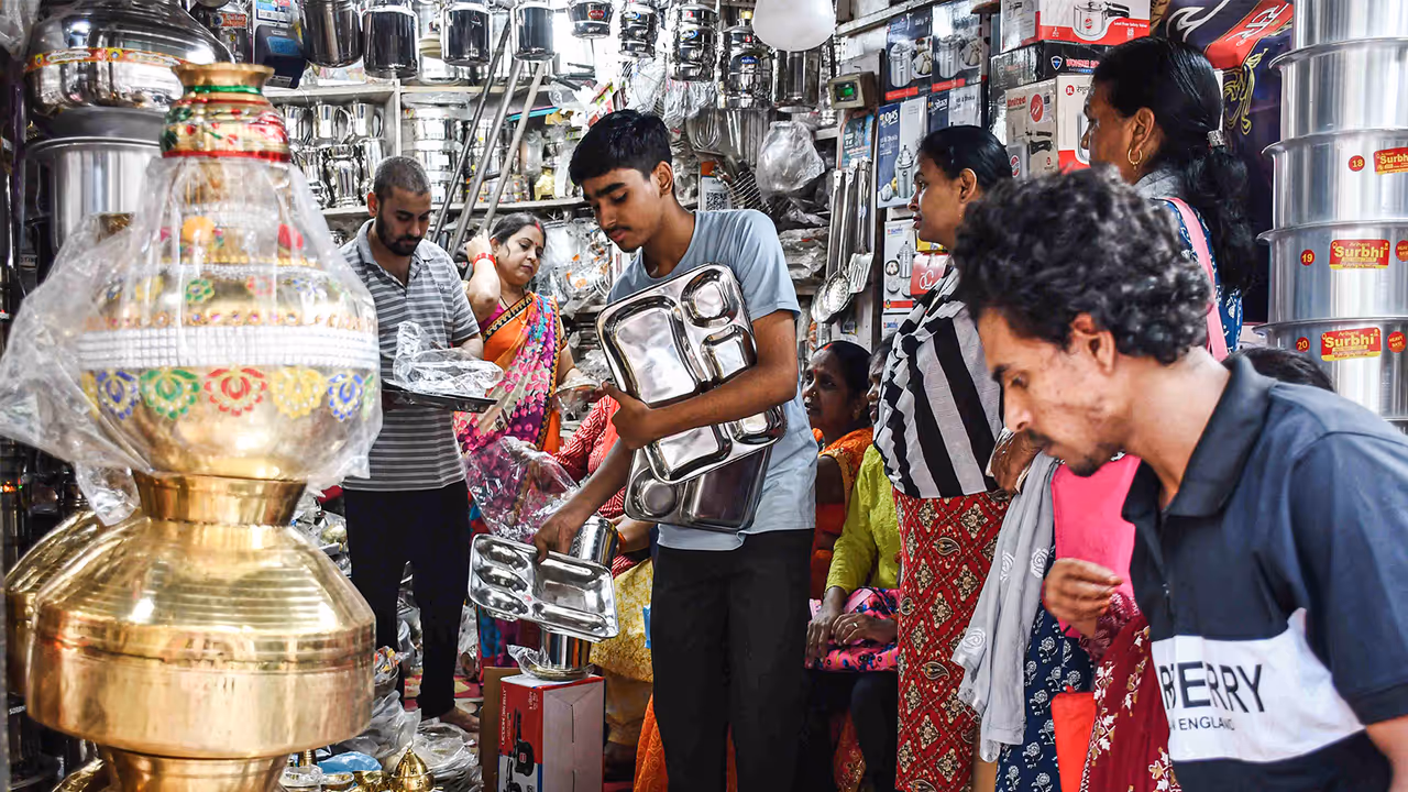People purchase utensils at a market on the occasion of Dhanteras (Photo/ANI) 