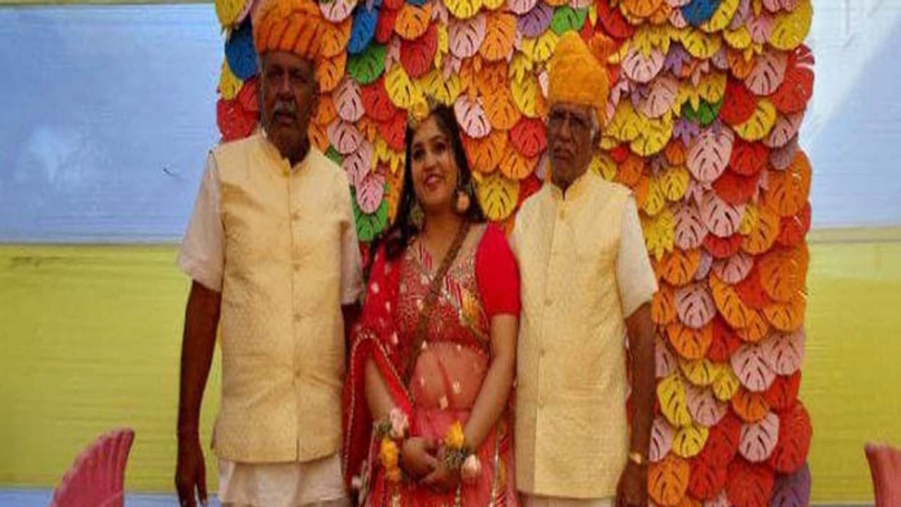 Millionaire father married his daughter in a unique way in water news Millionaire father married his daughter in a unique way in water news