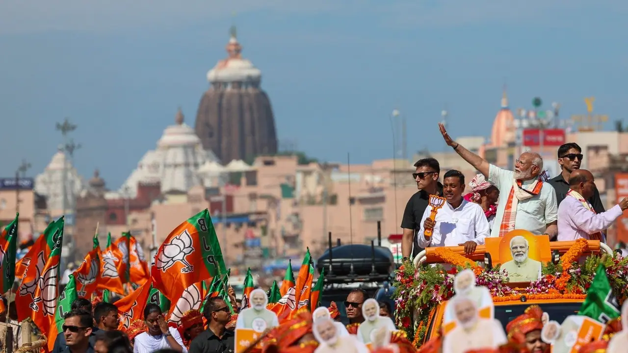 Narendra Modi in Puri during election campaign PM taunts Naveen Patnaik with key of Jagannath temple bsm Narendra Modi in Puri during election campaign PM taunts Naveen Patnaik with key of Jagannath temple bsm
