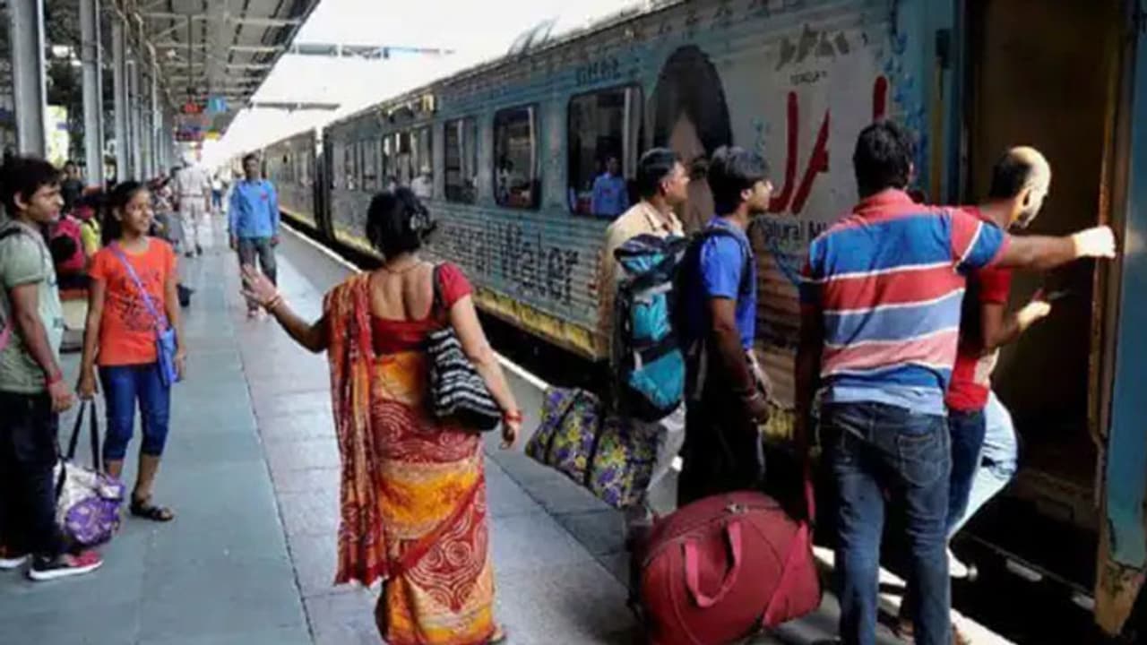 Indian Railway venad express News train reverse cheriyanad railway station Indian Railway venad express News train reverse cheriyanad railway station