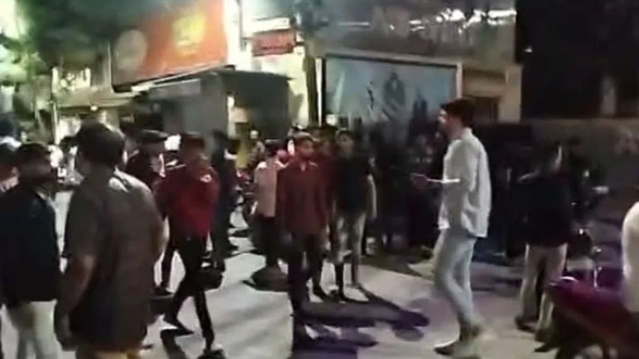 muslim girl threatened by muslim many people for going restaurant with hindu boy in indor muslim girl threatened by muslim many people for going restaurant with hindu boy in indor