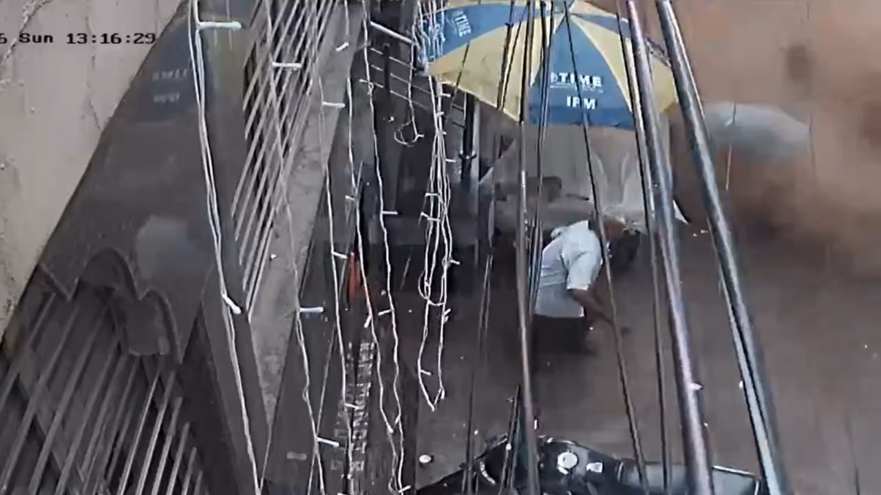 Delhi building collapse Delhi building collapse