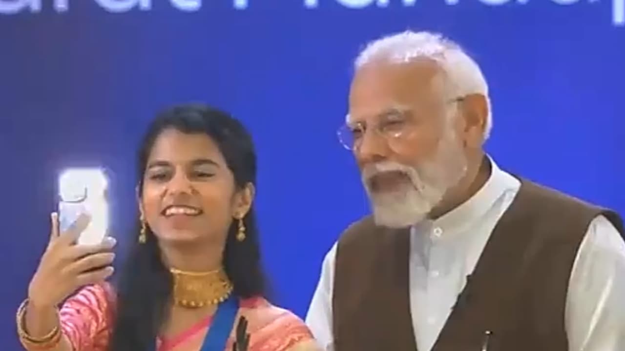 PM Modi Video: পুরষ্কার বিতরণী অনুষ্ঠানে হালকা মেজাজে মোদী, দেখুন অনুষ্ঠানের কিছু ভাইরাল হওয়া ভিডিও PM Modi Video: পুরষ্কার বিতরণী অনুষ্ঠানে হালকা মেজাজে মোদী, দেখুন অনুষ্ঠানের কিছু ভাইরাল হওয়া ভিডিও