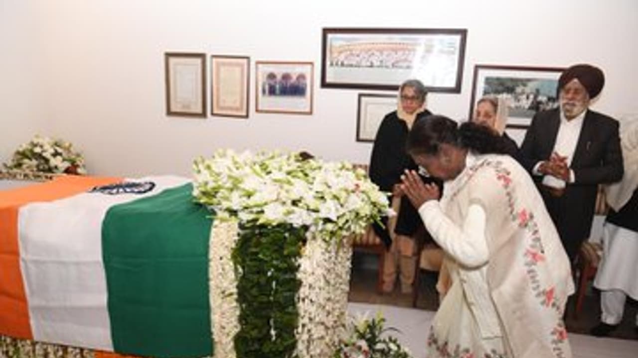 Draupadi Murmu pay homage to Dr Manmohan Singh Draupadi Murmu pay homage to Dr Manmohan Singh