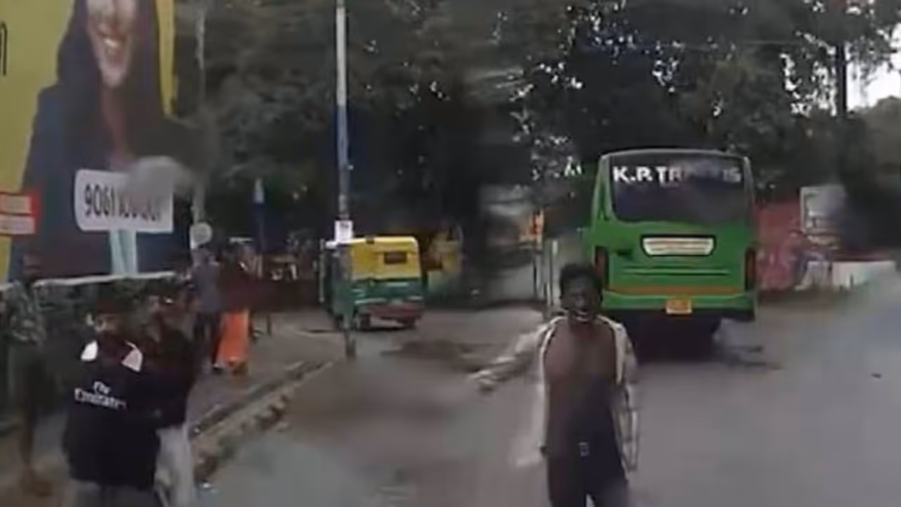 kochi vyttila hub bus employees clash kochi vyttila hub bus employees clash