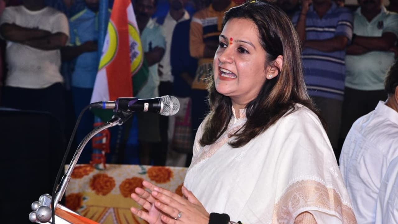 priyanka chaturvedi on shrikant shinde