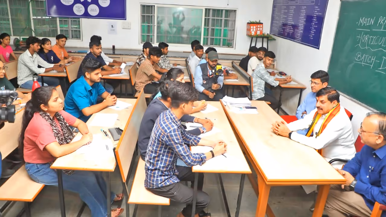 Mohan Yadav visited Holkar Science College in Indore Mohan Yadav visited Holkar Science College in Indore