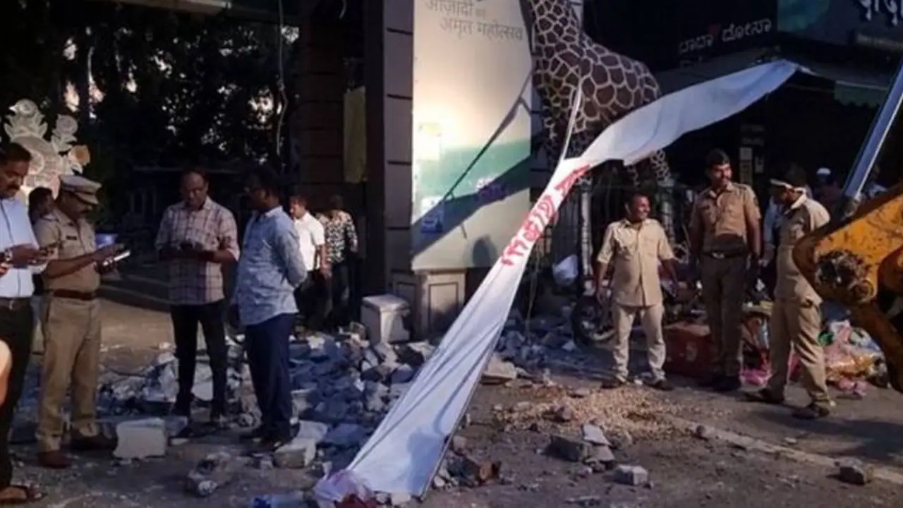 Chhatrapati Sambhajinagar district's zoo entrance gate collapses.