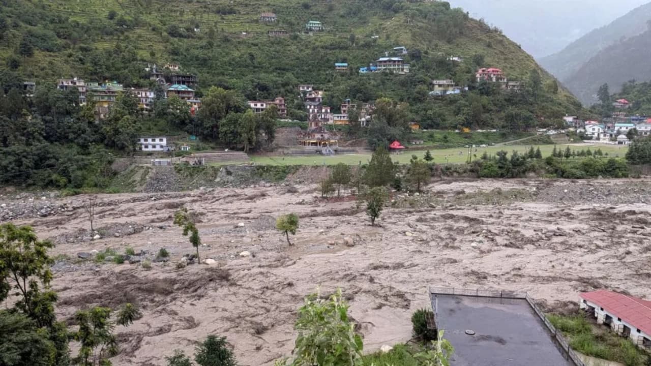 बादल फटने से हिमाचल प्रदेश में अचानक आई बाढ़ बादल फटने से हिमाचल प्रदेश में अचानक आई बाढ़