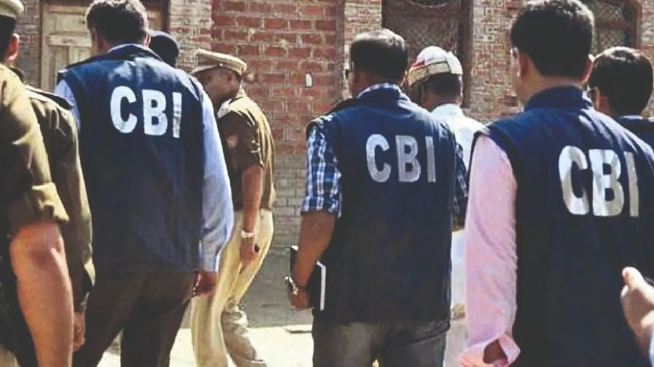 CBI ने 40 से अधिक ठिकानों पर की छापेमारी CBI ने 40 से अधिक ठिकानों पर की छापेमारी