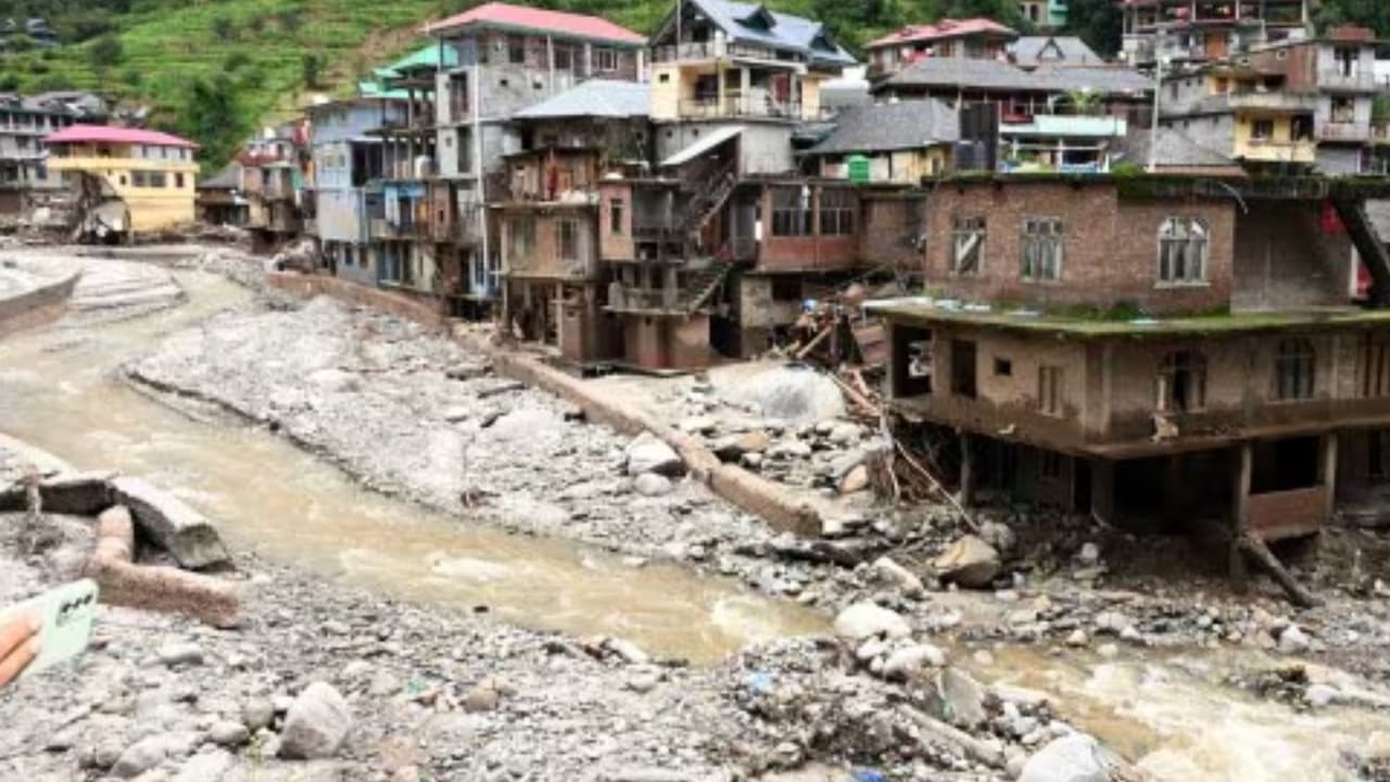 हिमाचल में क्लाउडबर्स्ट से उजड़े लोगों के घर हिमाचल में क्लाउडबर्स्ट से उजड़े लोगों के घर