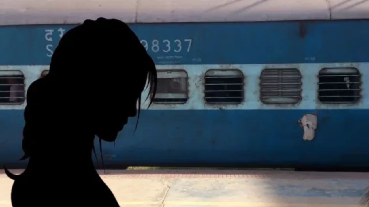  गैंगरेप के बाद महिला को रेलवे ट्रेक पर फेंका
