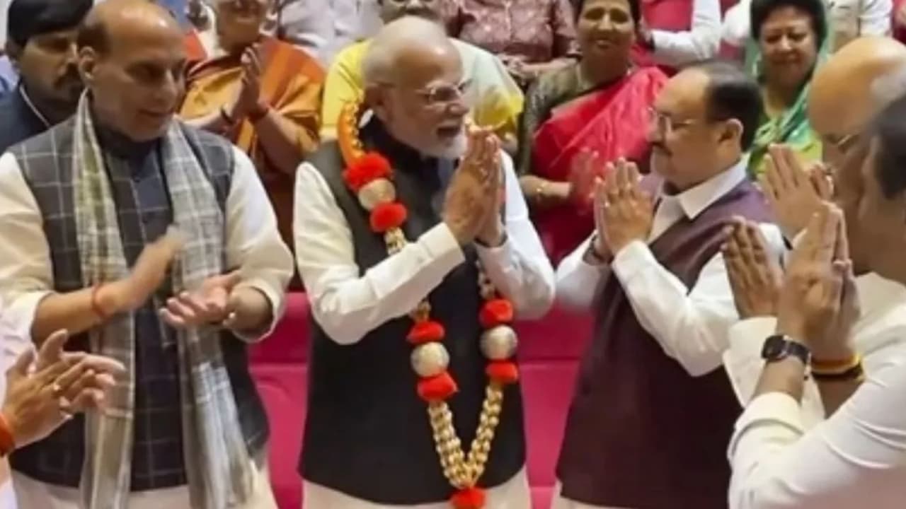 पीएम मोदी को किया गया सम्मानित