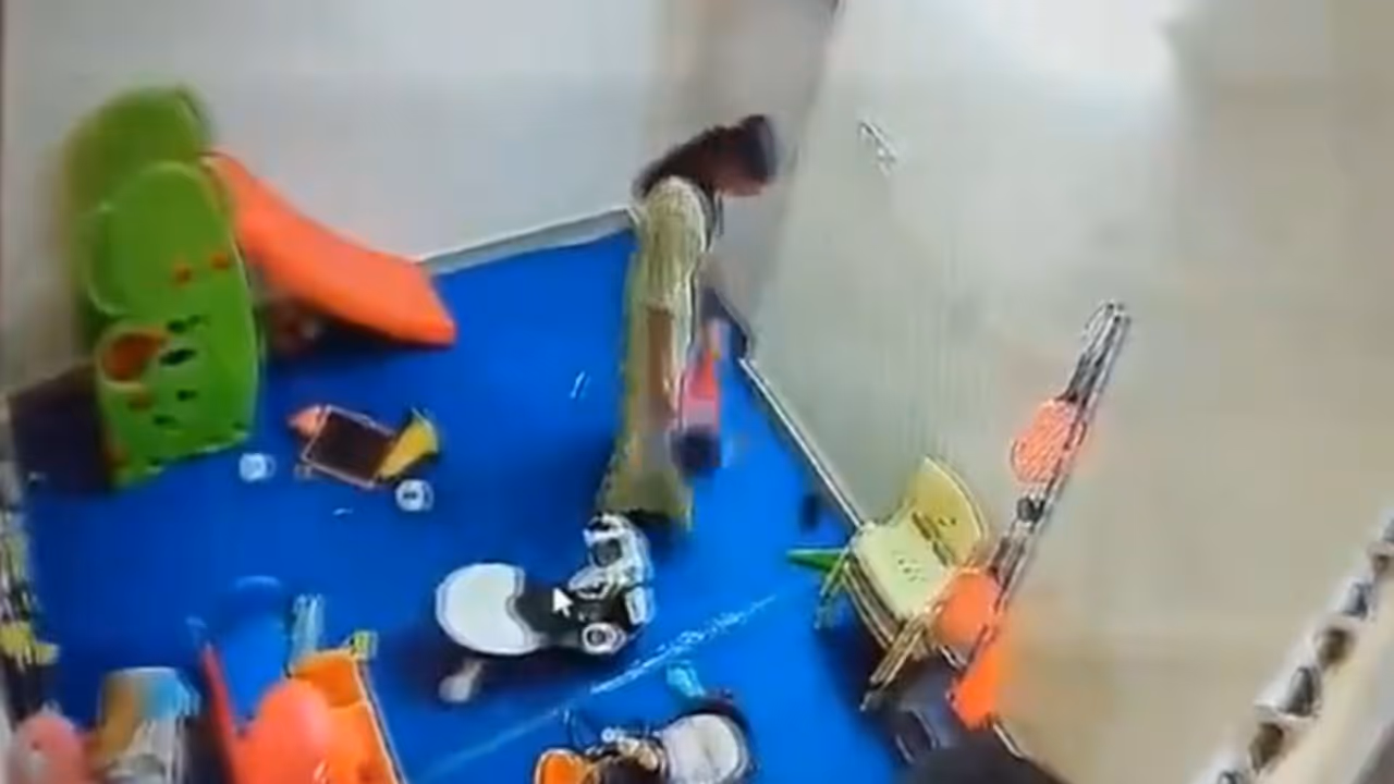 15 महीने की मासूम को को मेड ने जमीन पर पटका 15 महीने की मासूम को को मेड ने जमीन पर पटका