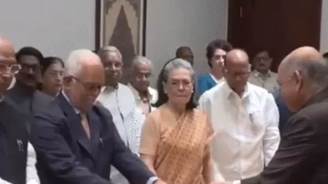 सुदर्शन रेड्डी ने राज्यसभा सेक्रेटरी जनरल पीसी मोदी को सौंपा पर्चा 