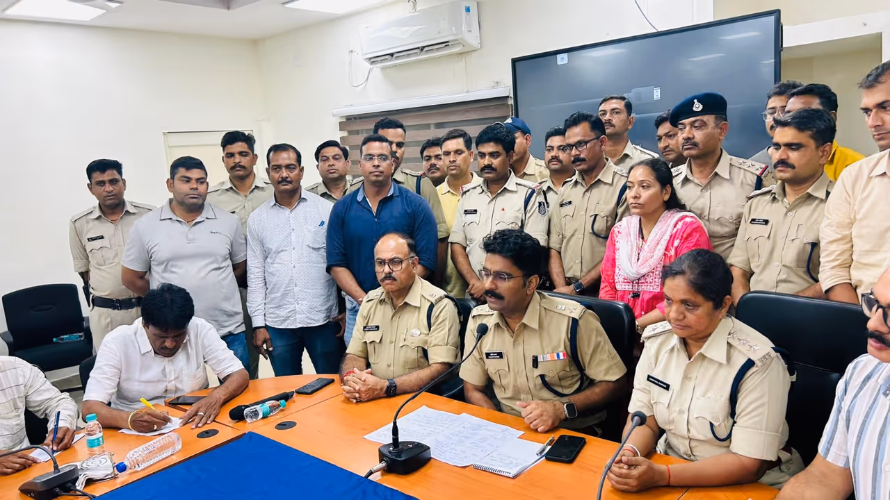 ujjain sbi bank robbery employee ujjain sbi bank robbery employee