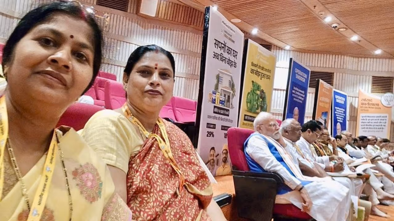 PM Modi Seated In Last Row At Workshop As BJP Gears Up For Veep Polls PM Modi Seated In Last Row At Workshop As BJP Gears Up For Veep Polls