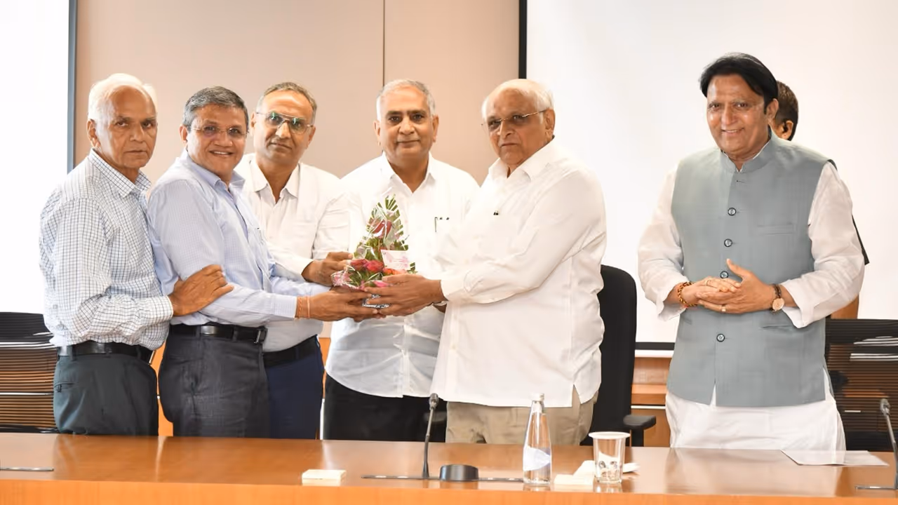 gujarat traders meet CM Bhupendra Patel gujarat traders meet CM Bhupendra Patel