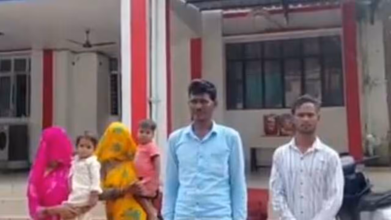 Jhansi Woman runs away with boyfriend Jhansi Woman runs away with boyfriend