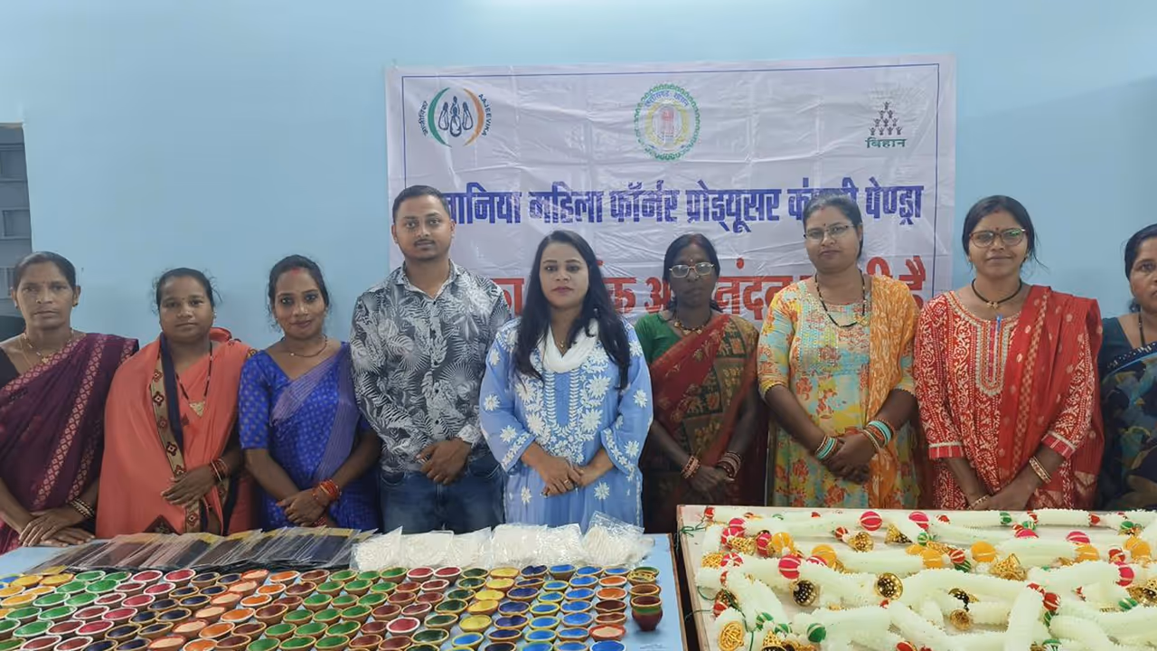 Atmanirbhar Bharat Pendra women mitti ke diye diwali 2025