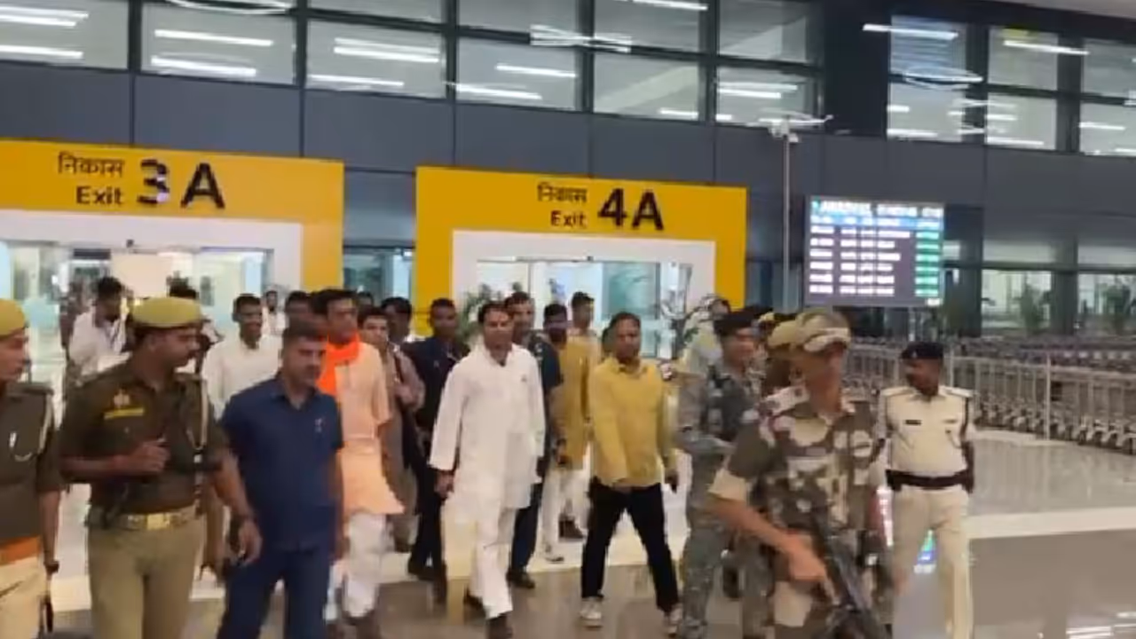 tej pratap yadav and ravi kishan at patna airport