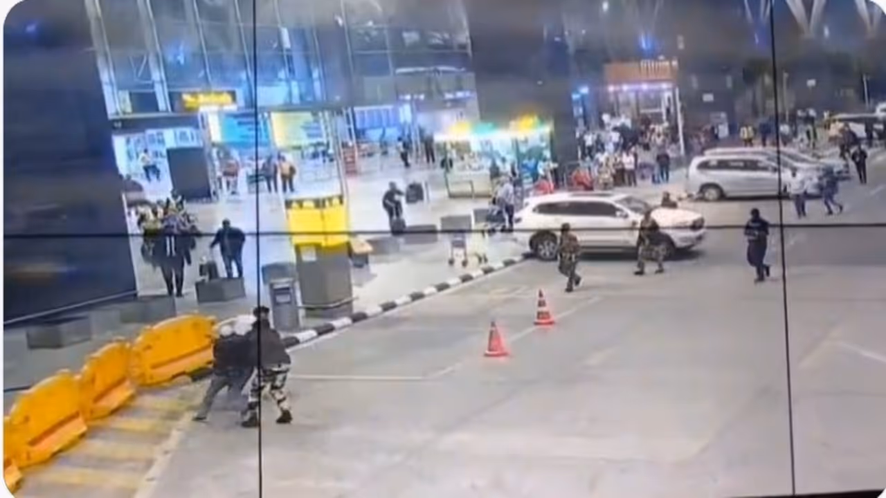 CISF bengaluru airport knife attack foiled taxi drivers
