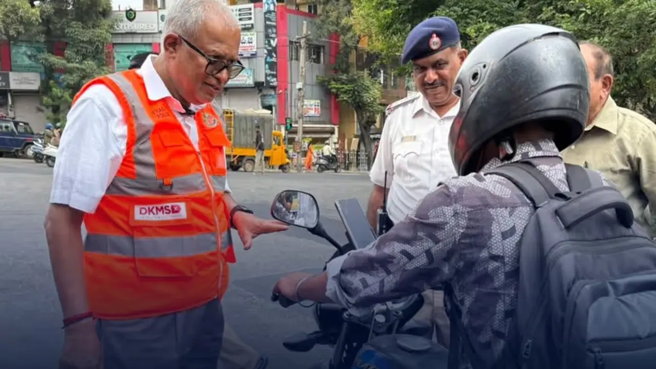 bengaluru rajinagar MLA turn traffic police
