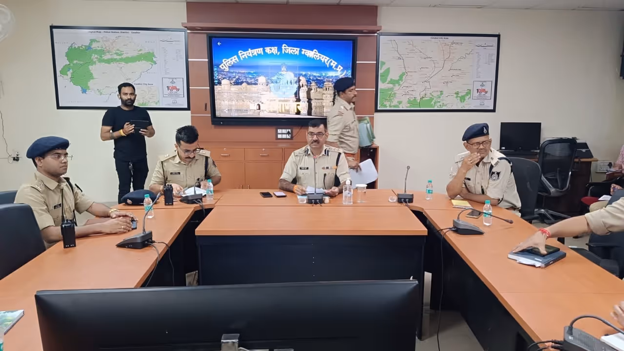 gwalior job fraud devendra kumar dubey ceo fake salary documents kanpur arrest gwalior job fraud devendra kumar dubey ceo fake salary documents kanpur arrest