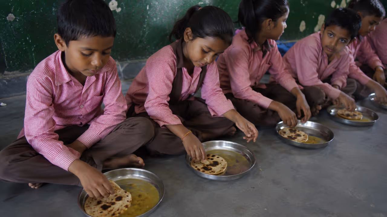 Burnt Rotis, Watery Curry Served to Schoolkids Under Mid Day Meal, Video Sparks Outrage Burnt Rotis, Watery Curry Served to Schoolkids Under Mid Day Meal, Video Sparks Outrage