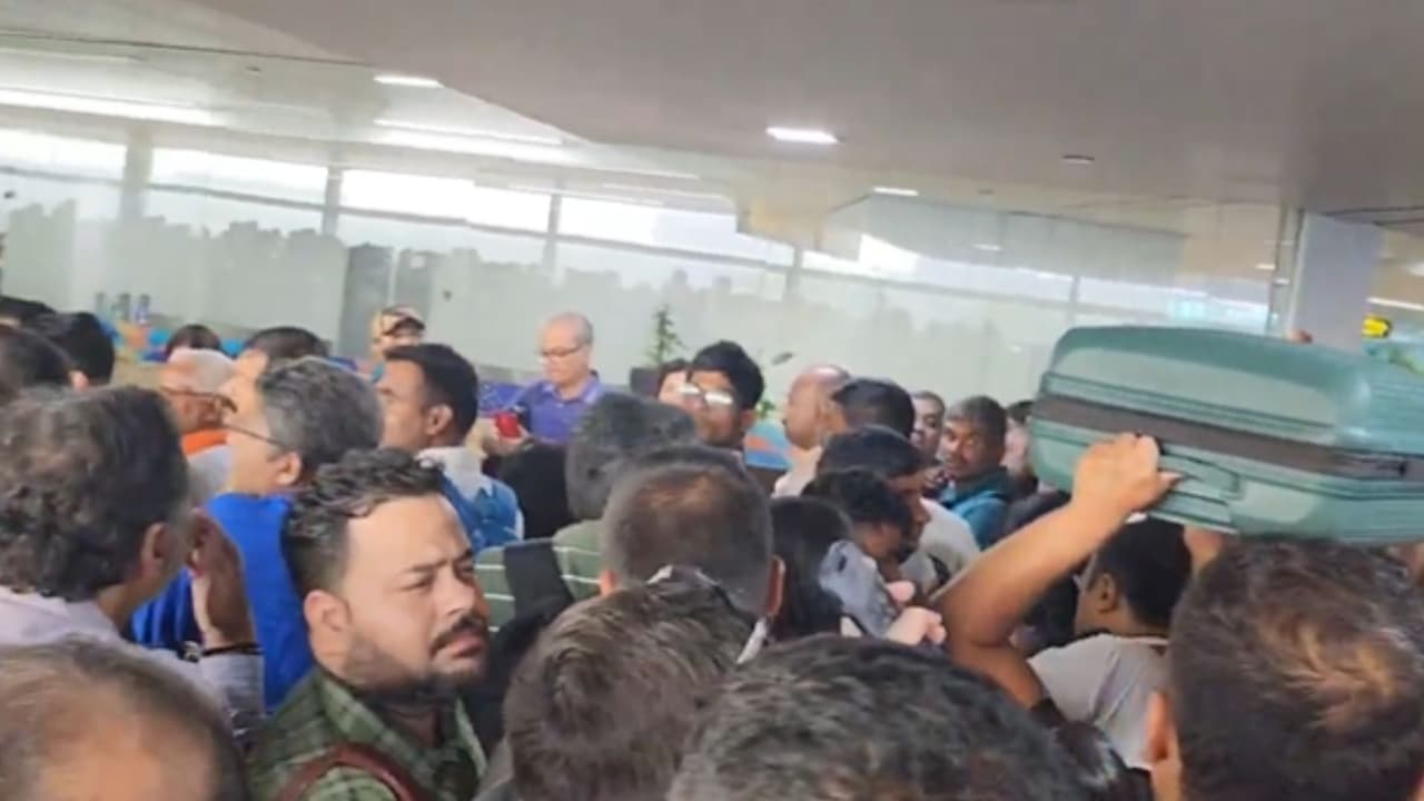 अंतरराष्ट्रीय हवाई अड्डे पर फ्लाइटें थम गईं अंतरराष्ट्रीय हवाई अड्डे पर फ्लाइटें थम गईं