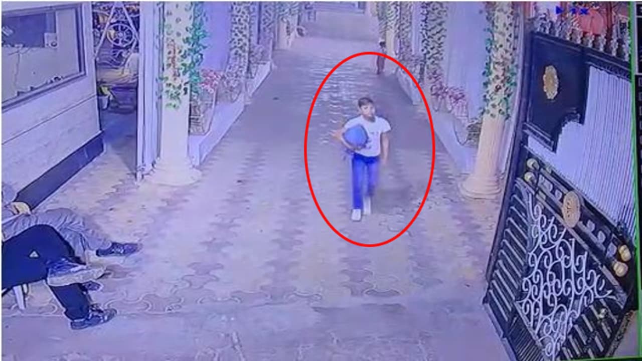 छोटे बच्चे ने की चोरी