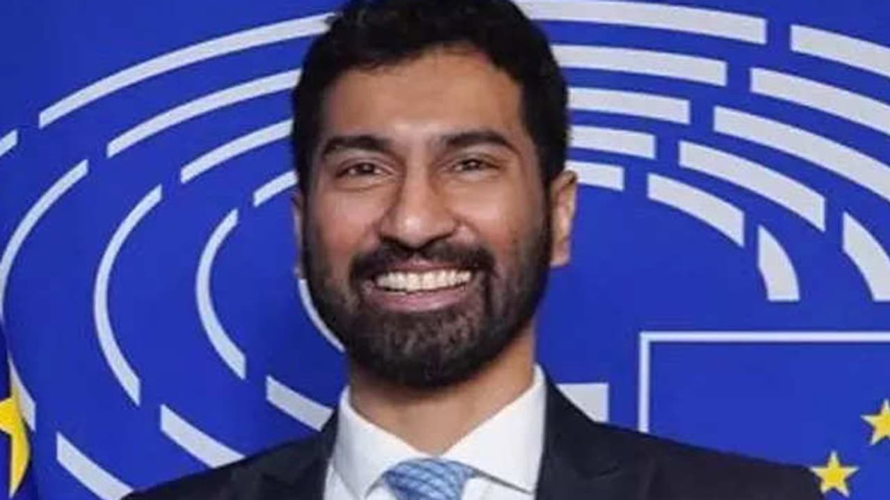 Antony son Anil resigns from Congress