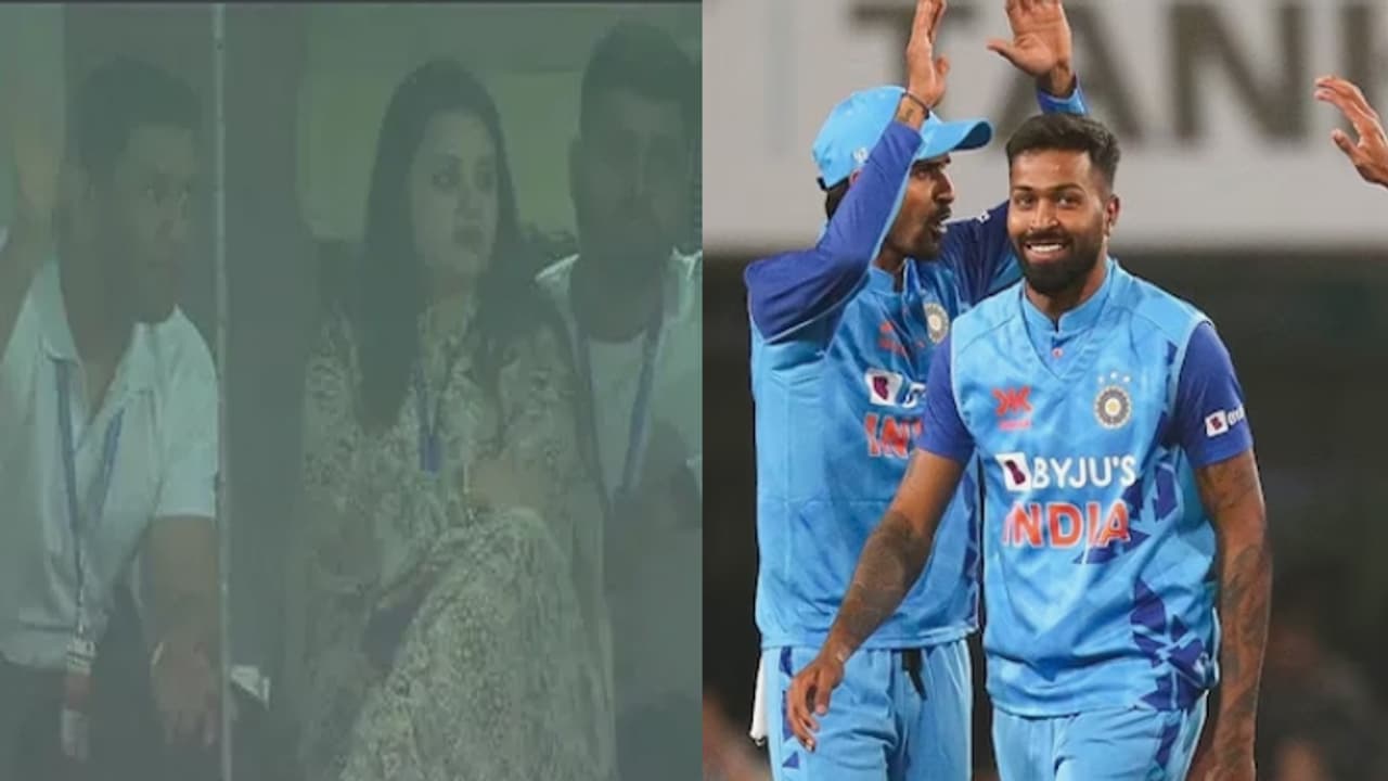 MS Dhoni saw the match with wife Sakshi MS Dhoni saw the match with wife Sakshi