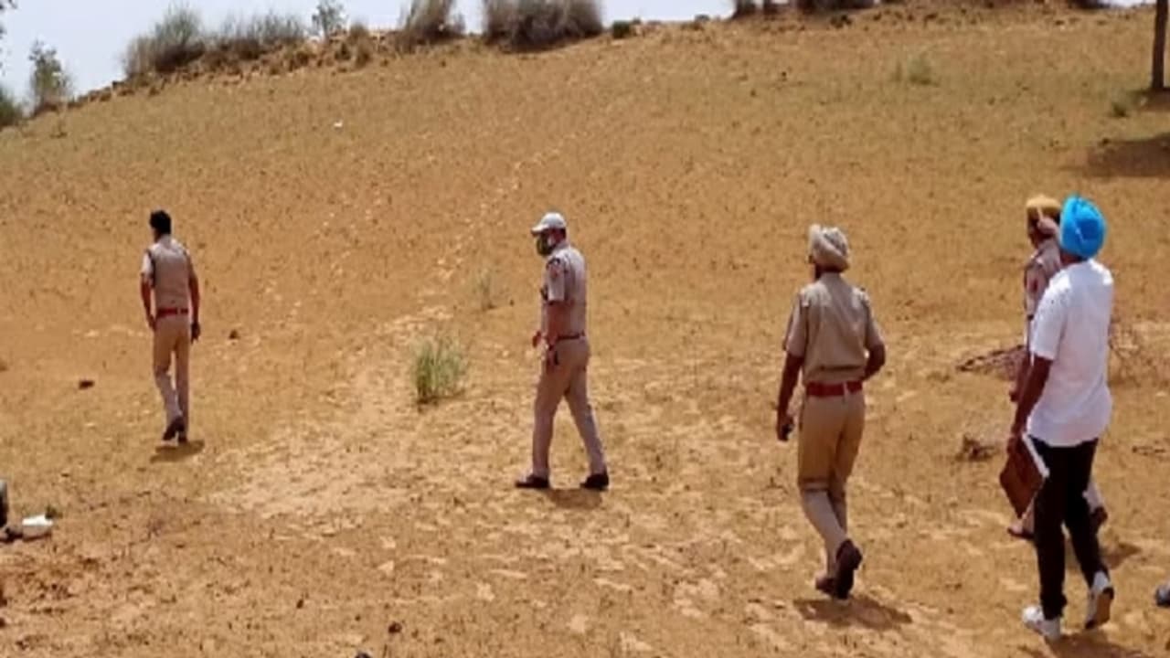 पुलिस पकड़े इनको पुलिस पकड़े इनको